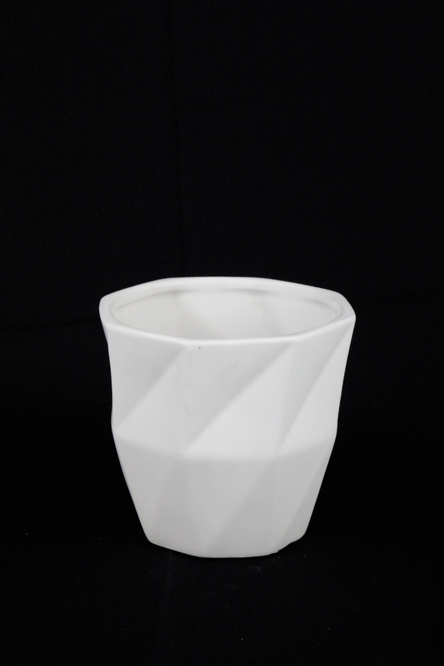 PLAIN PLAINS GLAZED GLAZEDS CERAMIC CERAMICS GLAZE GLAZES BOWL BOWLS SHAPES SHAPE ROUND ROUNDS VASE VASES FLOWER FLOWERS DESIGNER DESIGNERS FLORIST FLORISTS MATT MATTS TRIANGLE TRIANGLES