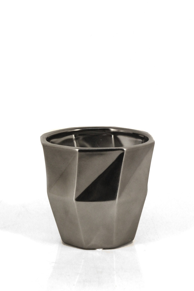 CHROME CHROMES CERAMIC CERAMICS GLAZE GLAZES BOWL BOWLS SHAPES SHAPE ROUND ROUNDS VASE VASES FLOWER FLOWERS DESIGNER DESIGNERS FLORIST FLORISTS MATT MATTS BLACK BLACKS SILVER SILVERS TRIANGLE TRIANGLES