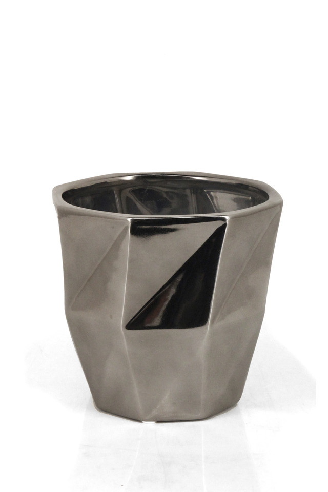 CHROME CHROMES CERAMIC CERAMICS GLAZE GLAZES BOWL BOWLS SHAPES SHAPE ROUND ROUNDS VASE VASES FLOWER FLOWERS DESIGNER DESIGNERS FLORIST FLORISTS MATT MATTS BLACK BLACKS SILVER SILVERS TRIANGLE TRIANGLES